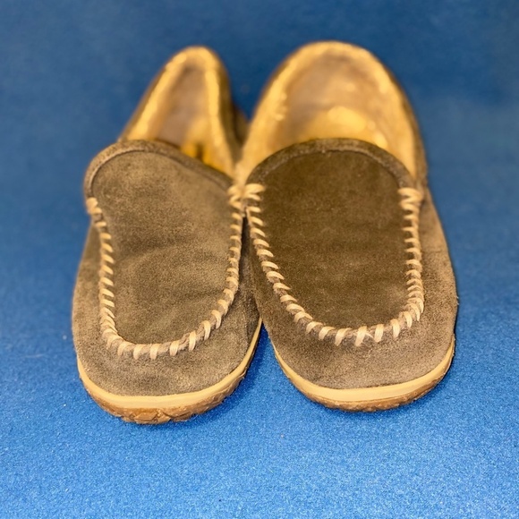Ladies size 9 Minnetonka house slippers - Picture 1 of 4